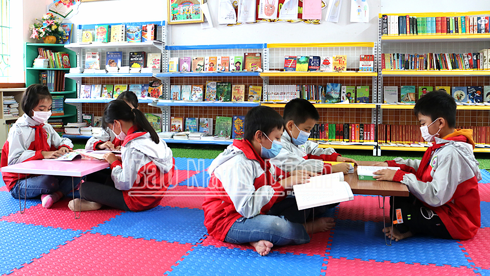 Học sinh Trường Tiểu học Xuân Hòa đọc sách tại Thư viện nhà trường.