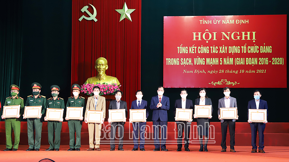 Đồng chí Lê Quốc Chỉnh, Phó Bí thư Thường trực Tỉnh ủy, Chủ tịch HĐND tỉnh, Trưởng đoàn Đại biểu Quốc hội tỉnh tặng Bằng khen của Ban TVTU cho các tổ chức cơ sở Đảng đạt thành tích xuất sắc 5 năm 2016-2020.