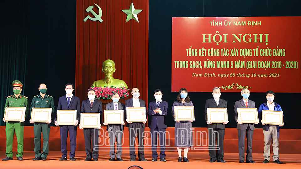 Đồng chí Phạm Đình Nghị, Phó Bí thư Tỉnh ủy, Chủ tịch UBND tỉnh tặng Bằng khen của Ban TVTU cho các chi bộ cơ sở Đảng đạt thành tích xuất sắc 5 năm 2016-2020.