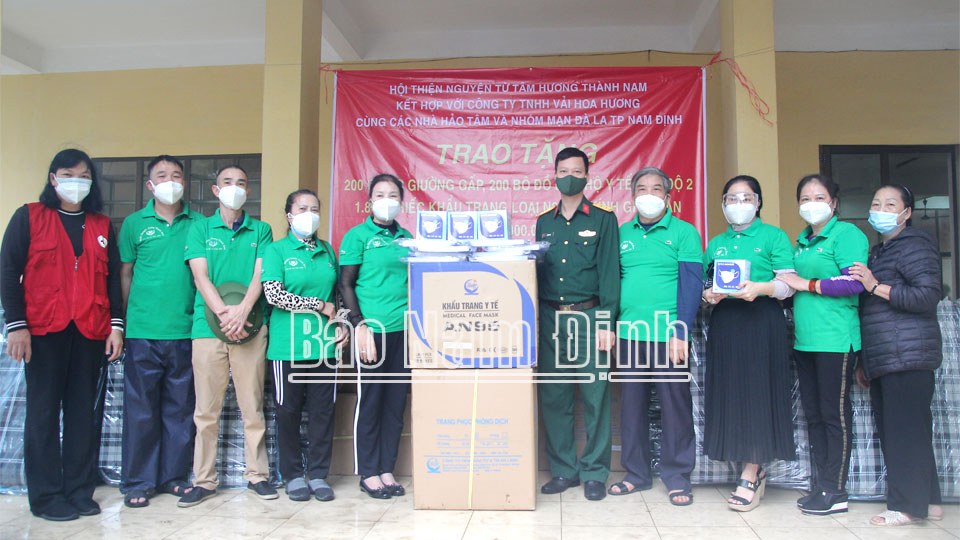 Nhóm thiện nguyện “Hương Thành Nam” cùng các nhà hảo tâm trao tặng quà hỗ trợ cho lực lượng tham gia chống dịch và người dân tại Khu cách ly tập trung Trường Cao đẳng Xây dựng Nam Định.
