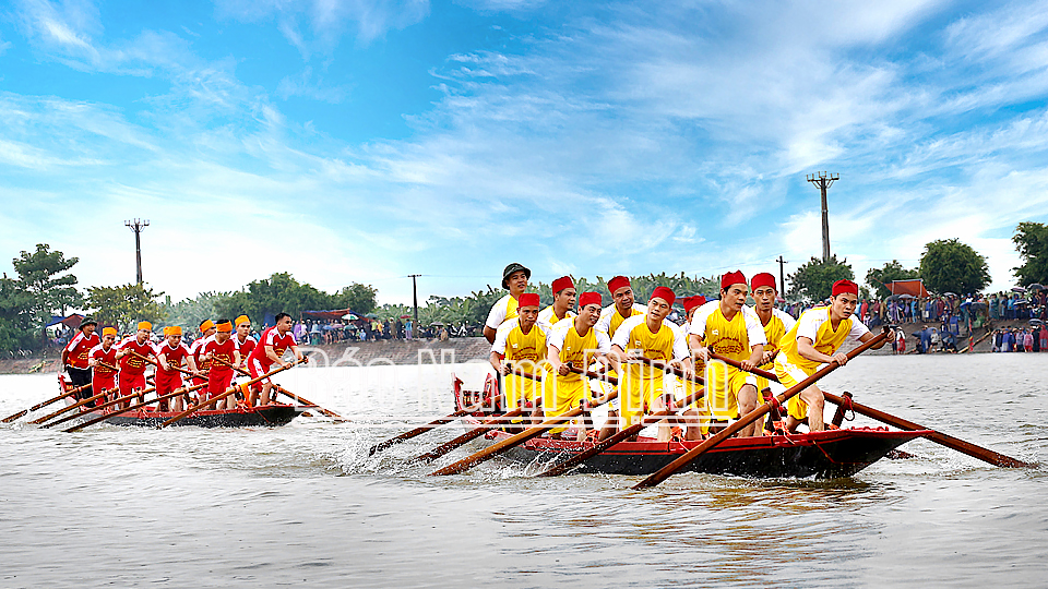 Thi bơi chải - Một hoạt động văn hóa cộng đồng trong Lễ hội truyền thống Chùa Keo - Hành Thiện, xã Xuân Hồng (Xuân Trường). Ảnh: Viết Dư