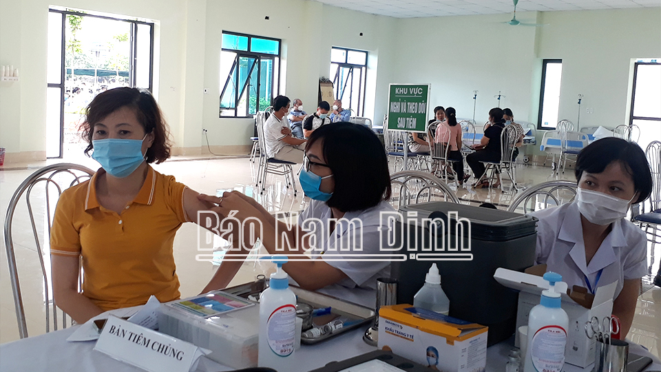 Tiêm vắc-xin phòng COVID-19 cho người dân tại Bệnh viện Đa khoa Ngọc Bích (thành phố Nam Định).