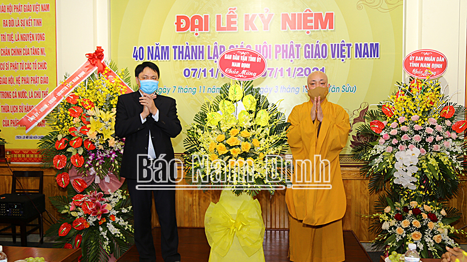 Đồng chí Trần Minh Thắng, Ủy viên Ban TVTU, Trưởng Ban Dân vận Tỉnh ủy tặng hoa chúc mừng Ban Trị sự Giáo hội Phật giáo Việt Nam tỉnh.
