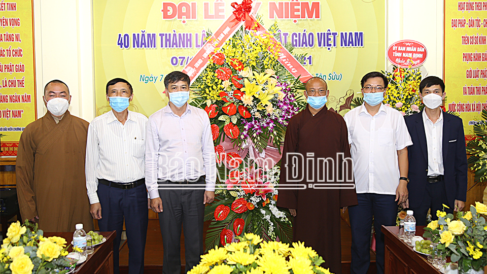 Đồng chí Trần Lê Đoài, TUV, Phó Chủ tịch UBND tỉnh tặng hoa chúc mừng Ban Trị sự giáo hội Phật giáo Việt Nam tỉnh.