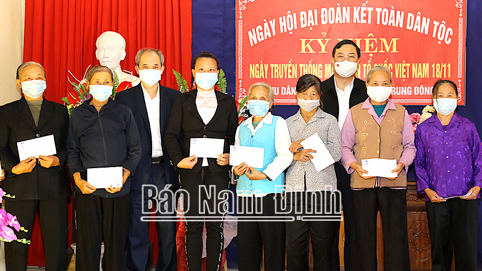 Đồng chí Phạm Gia Túc, Ủy viên BCH Trung ương Đảng, Bí thư Tỉnh ủy trao tặng quà cho các hộ gia đình có hoàn cảnh khó khăn cho khu dân cư xóm Trần Phú.