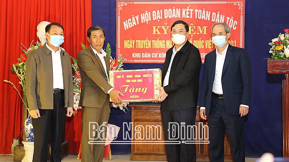 Đồng chí Phạm Gia Túc, Ủy viên BCH Trung ương Đảng, Bí thư Tỉnh ủy và các đồng chí lãnh đạo tỉnh trao tặng quà cho khu dân cư xóm Trần Phú.