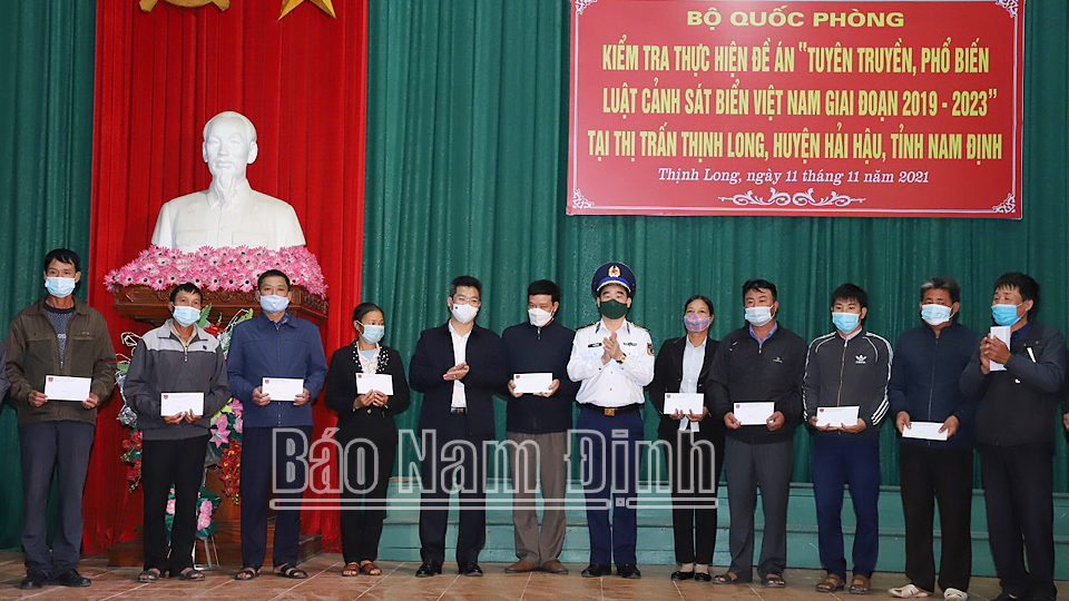 Các đồng chí lãnh đạo UBND tỉnh và Bộ Tư lệnh Cảnh sát biển Việt Nam tặng quà ngư dân có hoàn cảnh khó khăn trên địa bàn thị trấn Thịnh Long (Hải Hậu).