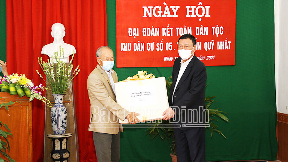 Đồng chí Đoàn Hồng Phong, Ủy viên BCH Trung ương Đảng, Tổng Thanh tra Chính phủ trao tặng quà cho khu dân cư số 5.