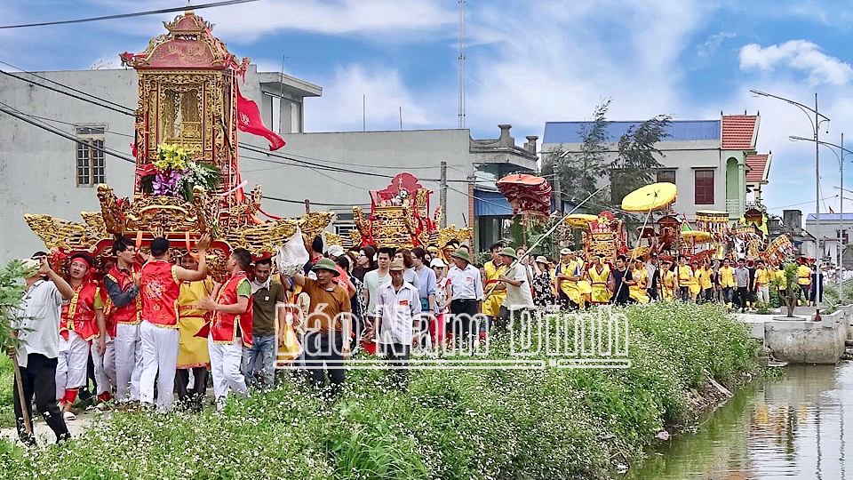 Rước kiệu trong lễ hội Đền - Chùa Linh Quang, xã Phương Định (Trực Ninh).