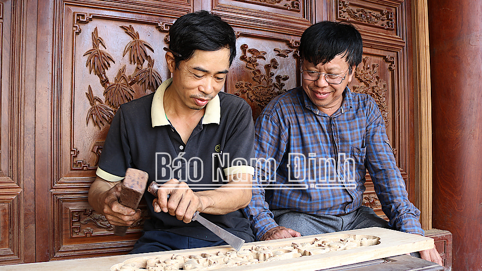 Gia đình ông Vũ Hồng Phong (bên phải) ở xã Xuân Ngọc là gia đình văn hóa tiêu biểu phát triển nghề mộc truyền thống.