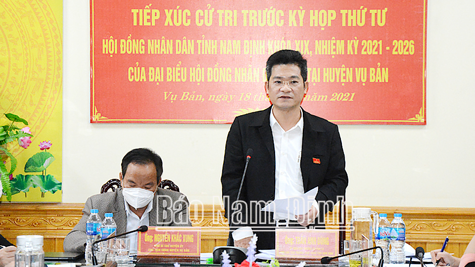 Đồng chí Trần Anh Dũng, Ủy viên Ban TVTU, Phó Chủ tịch Thường trực UBND tỉnh phát biểu tại buổi tiếp xúc huyện Vụ Bản.