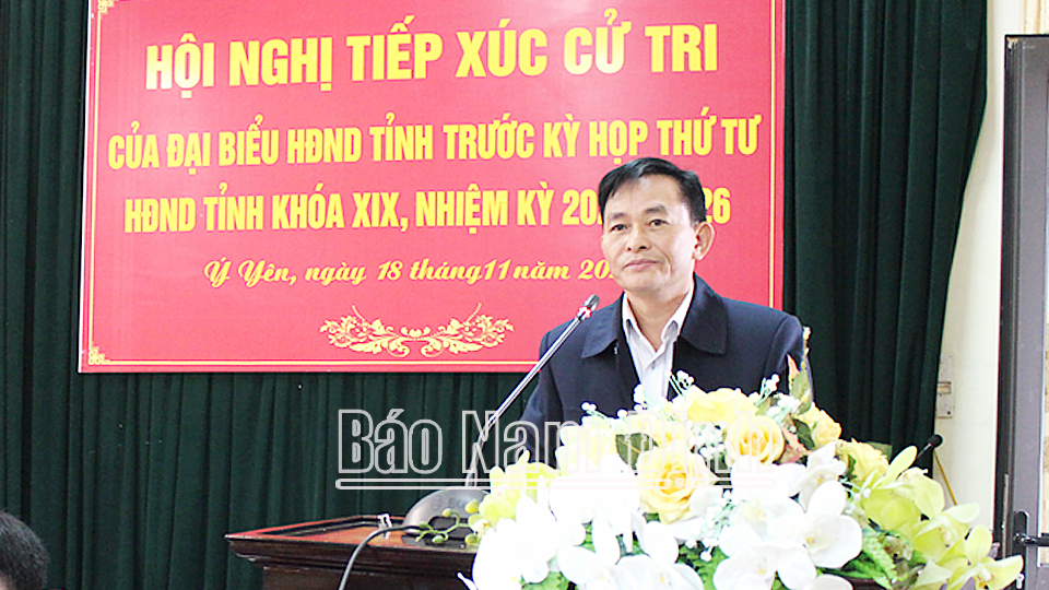 Đồng chí Nguyễn Phùng Hoan, Ủy viên Ban TVTU, Phó Chủ tịch Thường trực HĐND tỉnh phát biểu trong buổi tiếp xúc cử tri huyện Ý Yên.  Ảnh: Thành Trung