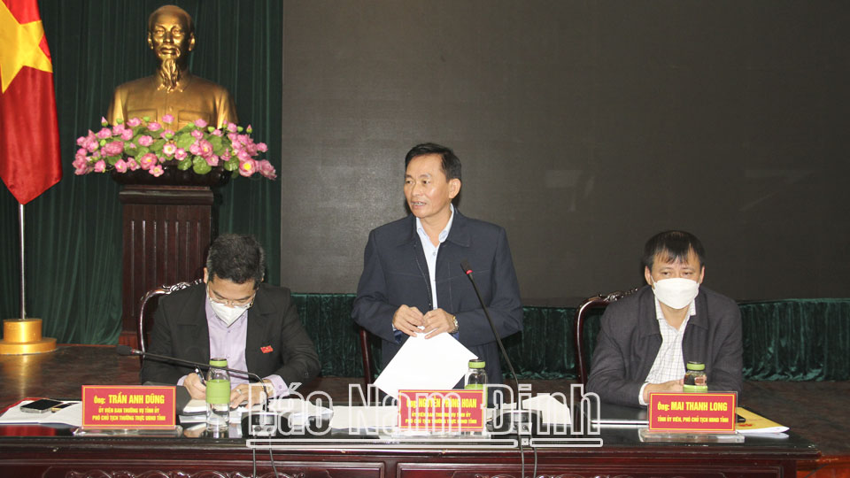 Đồng chí Nguyễn Phùng Hoan, Ủy viên Ban TVTU, Phó Chủ tịch Thường trực HĐND tỉnh phát biểu kết luận tại hội nghị.