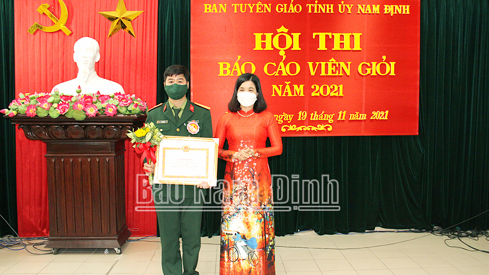 Đồng chí Phạm Thị Thu Hằng, Ủy viên Ban TVTU, Trưởng Ban Tuyên giáo Tỉnh ủy trao giải Nhất cho thí sinh tham dự hội thi.