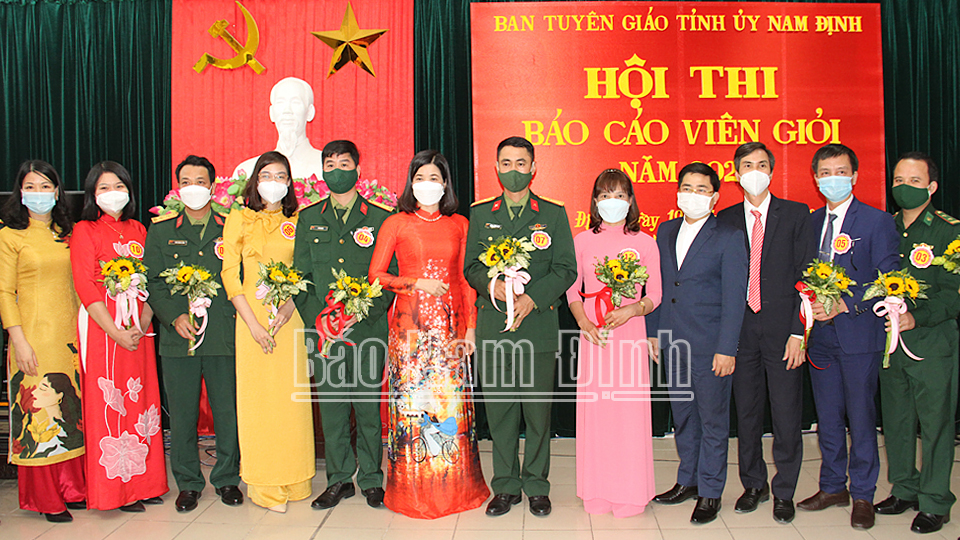Đồng chí Phạm Thị Thu Hằng chụp ảnh lưu niệm với các thi sinh tham dự hội thi.