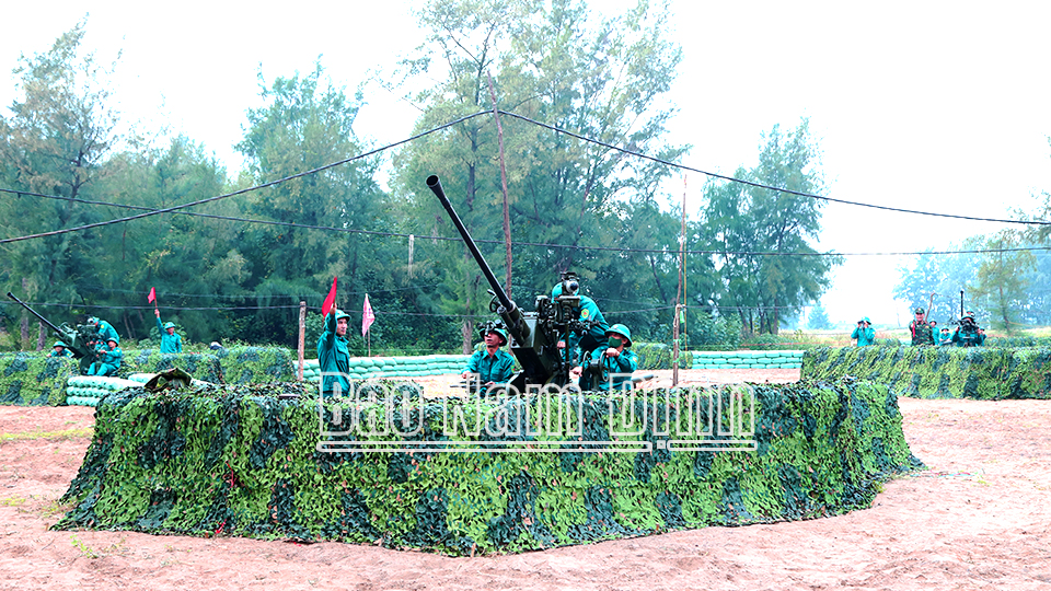 Đại đội pháo 37mm (Bộ CHQS tỉnh) luyện tập sẵn sàng chiến đấu phục vụ diễn tập khu vực phòng thủ tỉnh năm 2021 (ảnh 1); Thực hành tiếp nhận quân nhân dự bị động viên phường Lộc Hạ (thành phố Nam Định) (ảnh 2).  Ảnh: Hoàng Tuấn