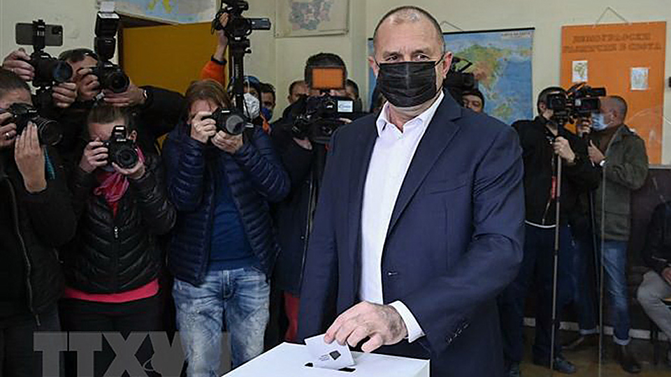 Tổng thống Bulgaria Rumen Radev bỏ phiếu vòng hai cuộc bầu cử Tổng thống tại điểm bầu cử ở Sofia. (Ảnh: TTXVN)
