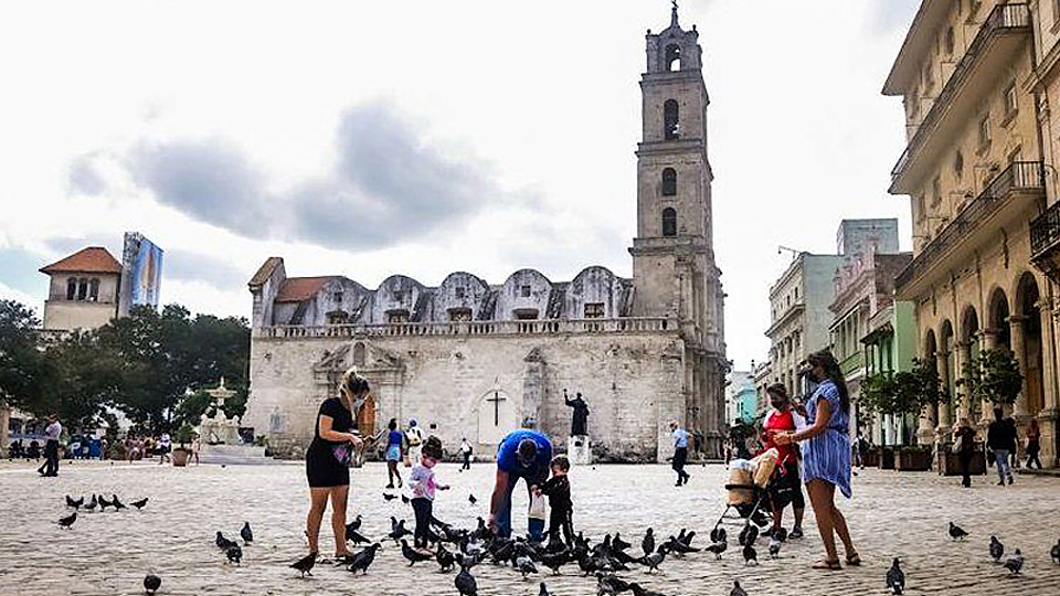 Quảng trường Chim bồ câu ở thủ đô La Habana ngày đầu trở lại trạng thái bình thường mới. Ảnh Juventudrebelde.cu