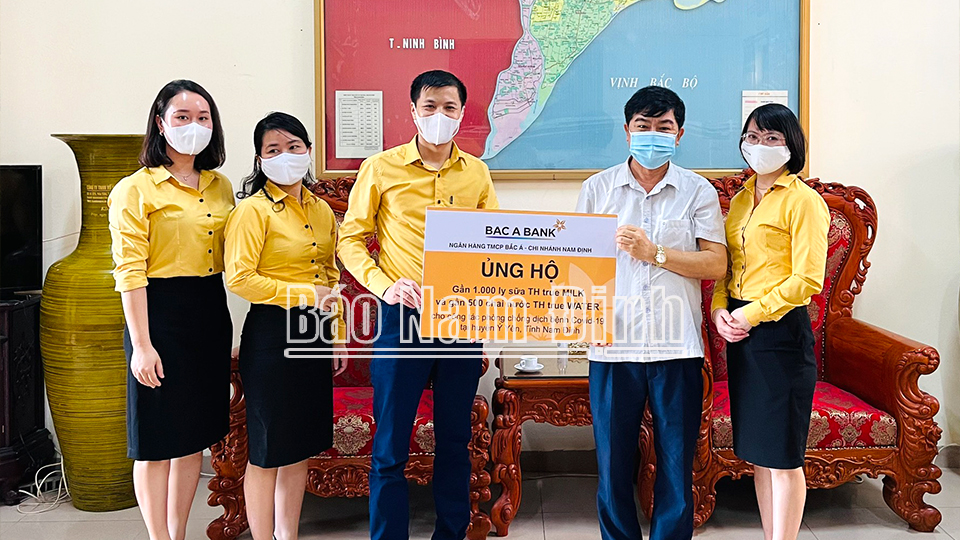 Ngân hàng Thương mại cổ phần Bắc Á - Chi nhánh Nam Định trao quà cho UBND huyện Ý Yên
