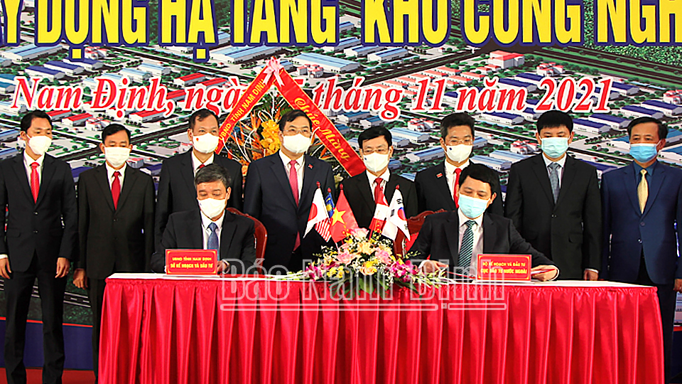 Các đồng chí lãnh đạo tỉnh chứng kiến Cục Đầu tư nước ngoài (Bộ Kế hoạch và Đầu tư) và Sở Kế hoạch và Đầu tư tỉnh ký cam kết hỗ trợ thu hút đầu tư vào Khu công nghiệp Mỹ Thuận.