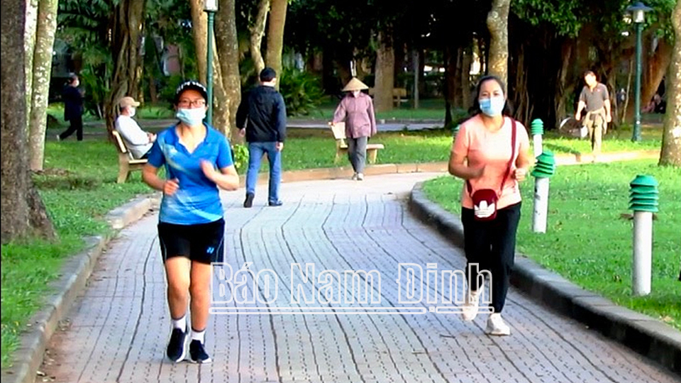 Người dân tham gia chạy bộ tại khu vực hồ Vị Xuyên (thành phố Nam Định).  Ảnh: Do cơ sở cung cấp
