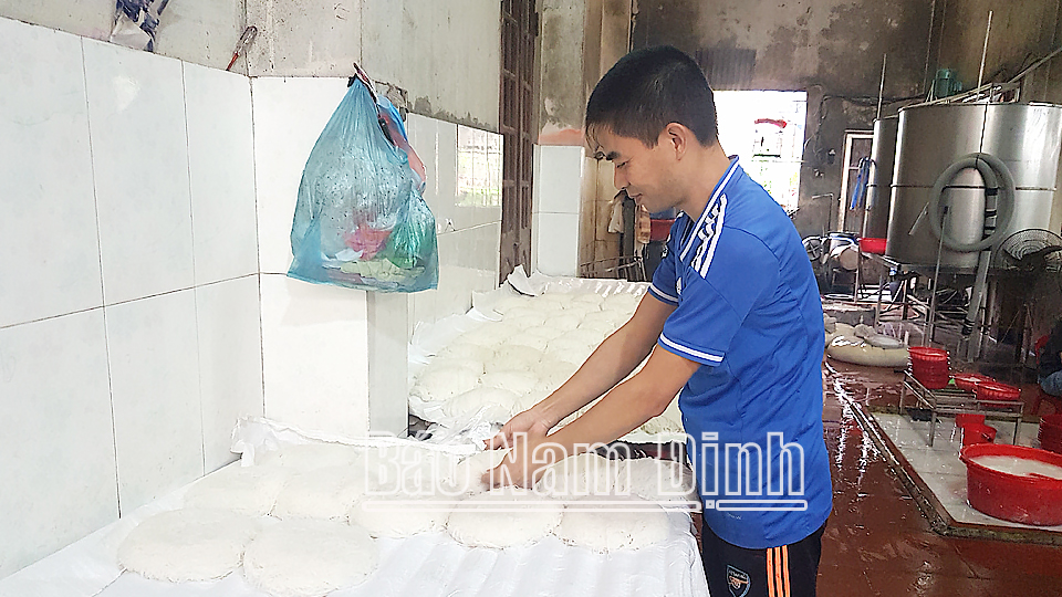 Sản xuất bún tại hộ gia đình anh Trần Đình Tuyên, tổ dân phố số 7, làng Phong Lộc Tây, phường Cửa Nam (thành phố Nam Định).