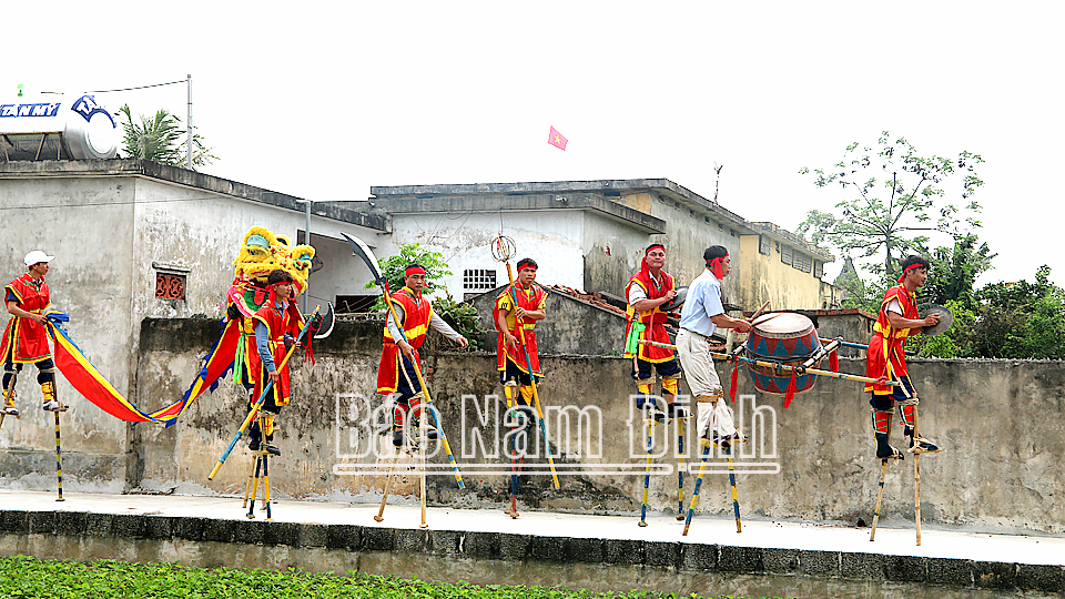 Nghệ thuật cà kheo được người dân thị trấn Quất Lâm gìn giữ, biểu diễn trong nhiều lễ hội trên địa bàn huyện.