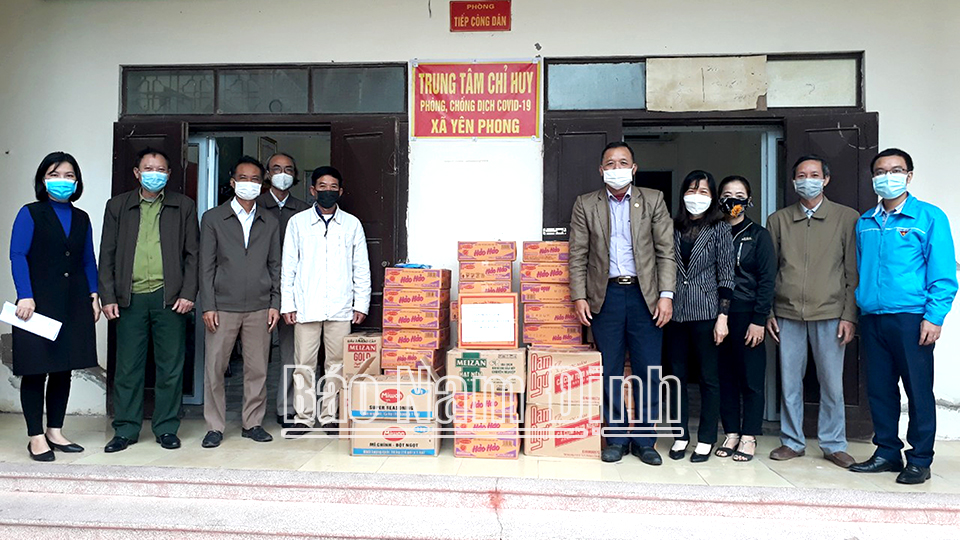 MTTQ huyện Ý Yên tặng quà cho Trung tâm chỉ huy phòng, chống dịch COVID-19 xã Yên Phong.  Ảnh: Do cơ sở cung cấp