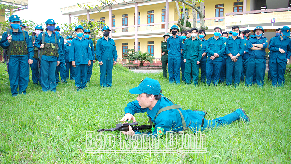 Ban CHQS huyện Xuân Trường huấn luyện dân quân tự vệ thực hành kỹ thuật, tư thế bắn súng tiểu liên AK.  Bài và ảnh: Hoàng Tuấn