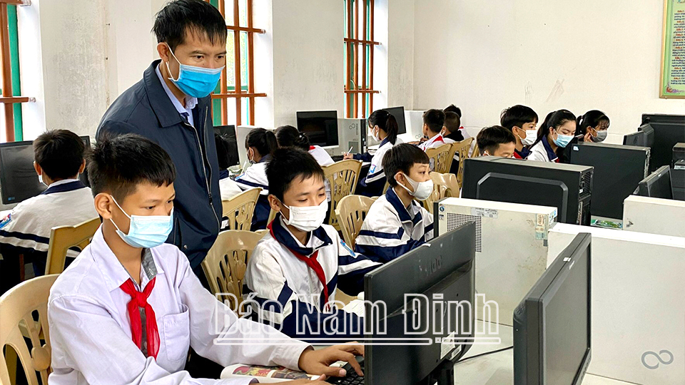 Học sinh Trường THCS Hải Lý được trang bị đầy đủ thiết bị để học môn Tin học.  Bài và ảnh: Hồng Minh