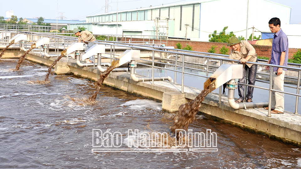 Vận hành hệ thống xử lý nước thải tập trung tại Khu công nghiệp Hòa Xá (thành phố Nam Định).