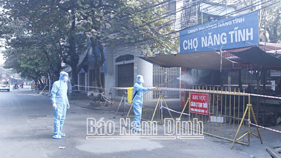 Trung tâm Y tế thành phố Nam Định tiến hành phun khử khuẩn phòng, chống dịch COVID-19 khu vực Chợ Năng Tinh, phường Năng Tĩnh.