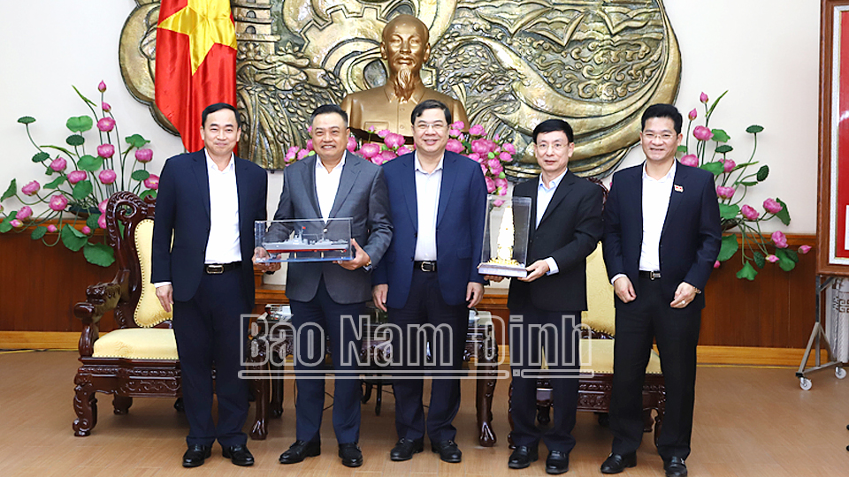 Chuẩn Đô đốc Trần Thanh Nghiêm, Ủy viên BCH Trung ương Đảng, Tư lệnh Quân chủng Hải quân trao tặng tỉnh mô hình “Cột mốc Trường Sa”.