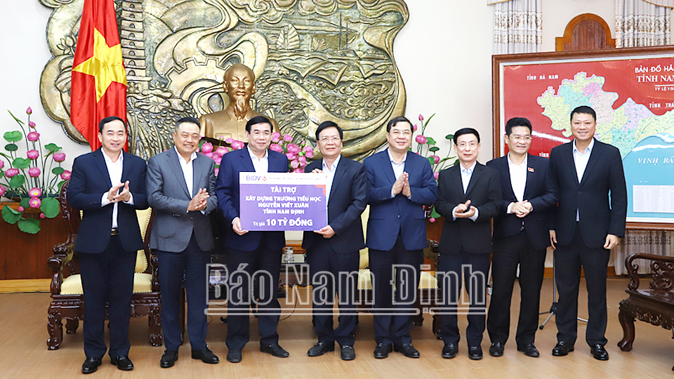 Lãnh đạo Ngân hàng Thương mại cổ phần Đầu tư và Phát triển Việt Nam trao tặng 10 tỷ đồng hỗ trợ xây dựng trường Tiểu học Nguyễn Viết Xuân (thành phố Nam Định).