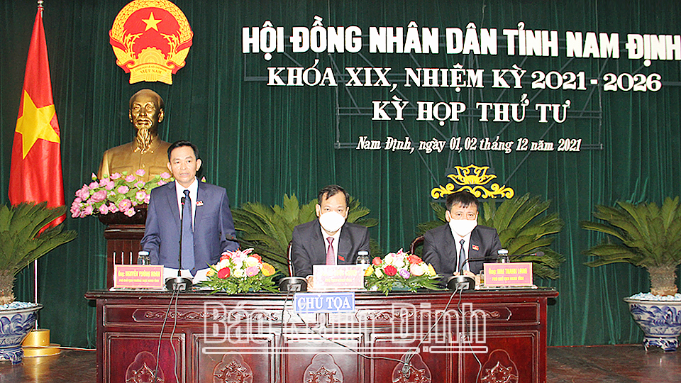 Đồng chí Nguyễn Phùng Hoan, Ủy viên Ban TVTU, Phó Chủ tịch Thường trực HĐND tỉnh điều hành phiên thảo luận tại hội trường.