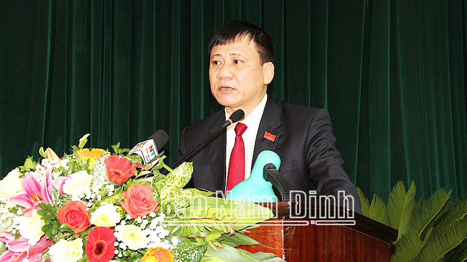 Đồng chí Mai Thanh Long, TUV, Phó Chủ tịch HĐND tỉnh báo cáo tổng hợp ý kiến, kiến nghị của cử tri với kỳ họp.