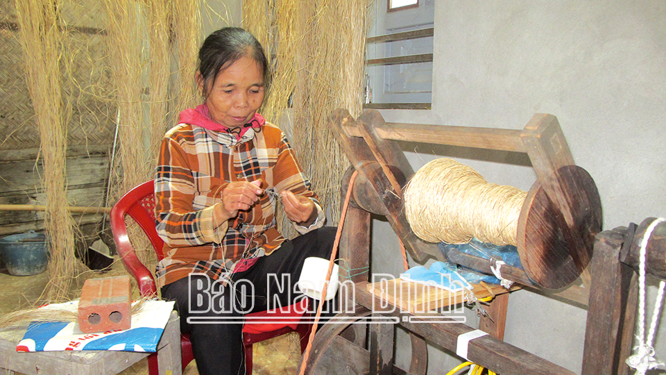 Người dân thôn Xuân Dục phát triển thêm nghề xe sợi đay phục vụ sản xuất chiếu cói (ảnh 1); 