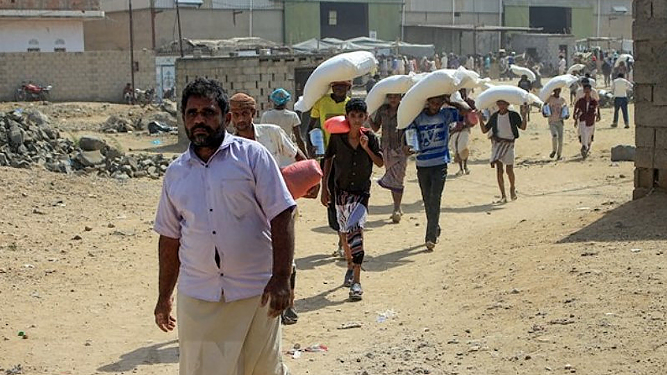 Người dân nhận lương thực cứu trợ tại tỉnh Hajjah, Yemen, ngày 12/1. (Ảnh: AFP/TTXVN)