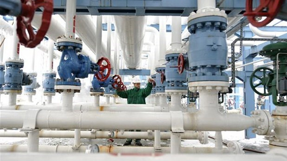 Công nhân kiểm tra hệ thống đường ống dẫn khí đốt tại trung tâm kiểm soát khí tự nhiên ở Hajduszoboszlo, Hungary. (Ảnh: AFP/TTXVN)