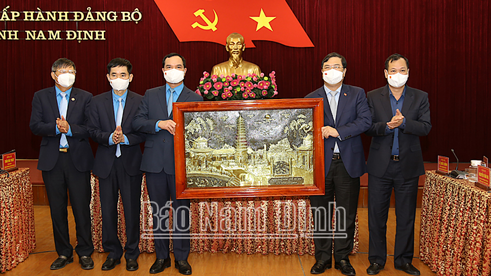Các đồng chí Thường trực Tỉnh ủy tặng quà lưu niệm cho  Tổng LĐLĐ Việt Nam.