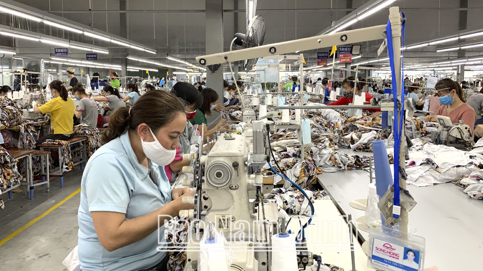 Sản xuất hàng dệt may xuất khẩu tại Chi nhánh Sông Hồng Nghĩa Hưng (Công ty CP May Sông Hồng).