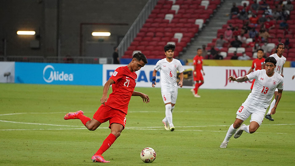 Singapore (áo đỏ) đã có màn thể hiện ấn tượng ở trận ra quân trước Myanmar.