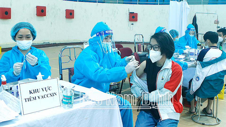 Học sinh khối 9 Trường THCS Trần Đăng Ninh tiêm vắc-xin tại điểm tiêm Cung Thể thao tỉnh Nam Định.