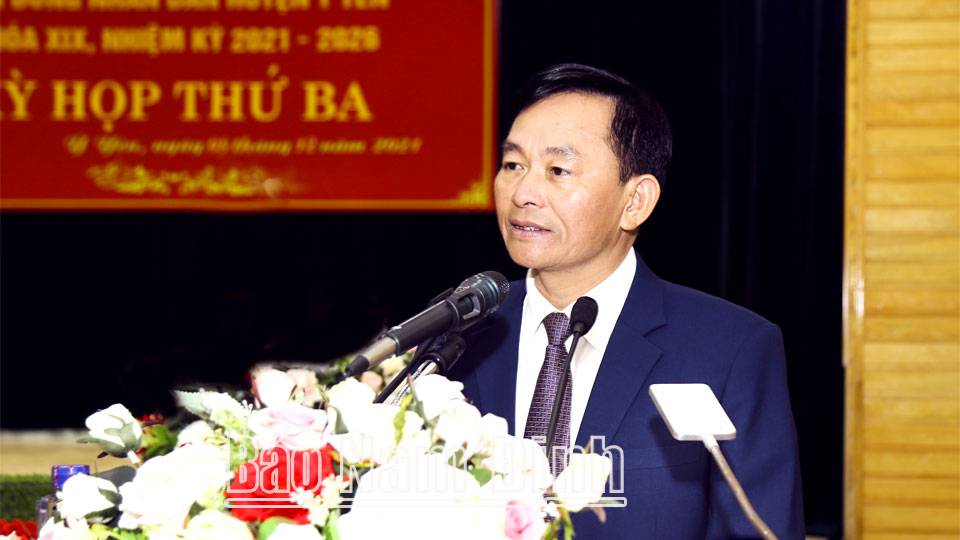 Đồng chí Nguyễn Phùng Hoan, Ủy viên Ban TVTU, Phó Chủ tịch Thường trực HĐND tỉnh phát biểu tại kỳ họp.