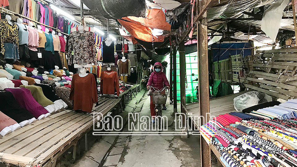 Các sạp vải tại chợ Hoàng Ngân (thành phố Nam Định) vắng khách đến mua hàng.
