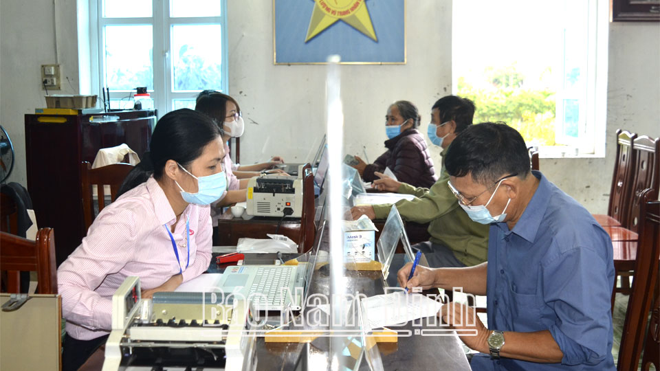 Giải ngân vốn tín dụng chính sách tại điểm giao dịch xã Hải Minh (Hải Hậu).