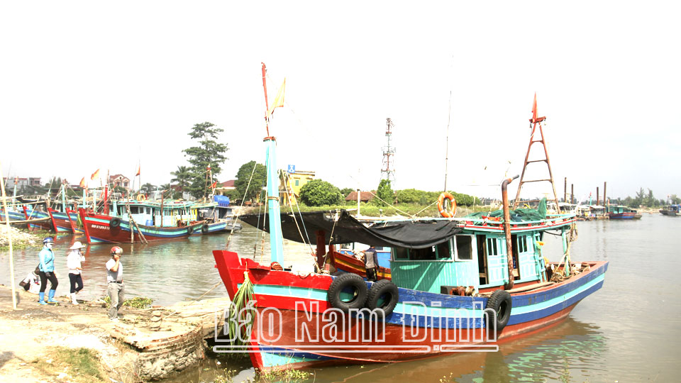 Tàu cá của ngư dân huyện Hải Hậu cập cảng cá Ninh Cơ tiếp nguyên liệu cho chuyến khai thác xa bờ.