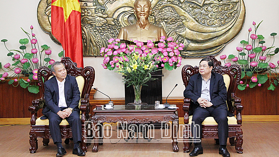 Đồng chí Phạm Gia Túc, Uỷ viên BCH Trung ương Đảng, Bí thư Tỉnh ủy trao đổi trực tiếp với Đại sứ Việt Nam tại Nhật Bản Vũ Hồng Nam.