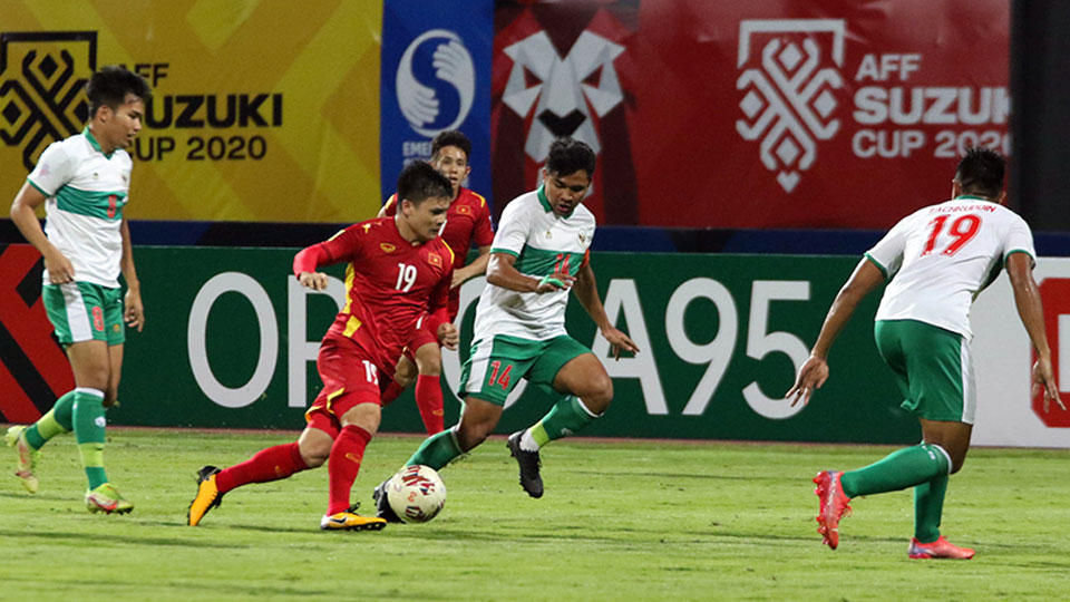 Các chân sút của đội tuyển Việt Nam (áo đỏ) luôn bị cầu thủ Indonesia vây quanh. Ảnh VFF