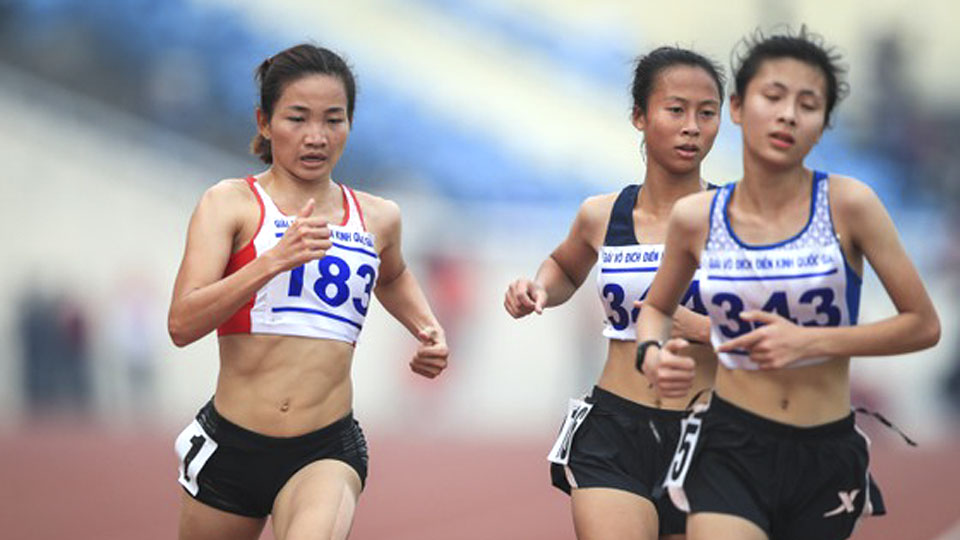 Nguyễn Thị Oanh (trái) trên đường đua 5.000m nữ.  Ảnh: MINH HOÀNG